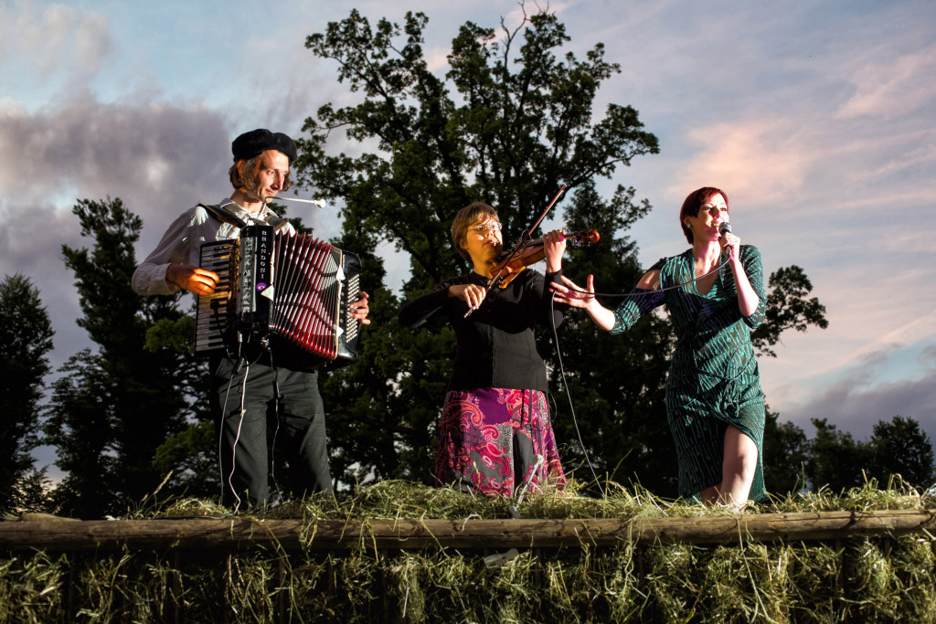 GRAD GORI:Brina Vogelnik – glas / voice Barja Drnovšek – violina / violin Matija Solce – harmonika / accordion